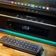 Detalle del mando a distancia y los controles de la barra de sonido SoundBlaster V2X